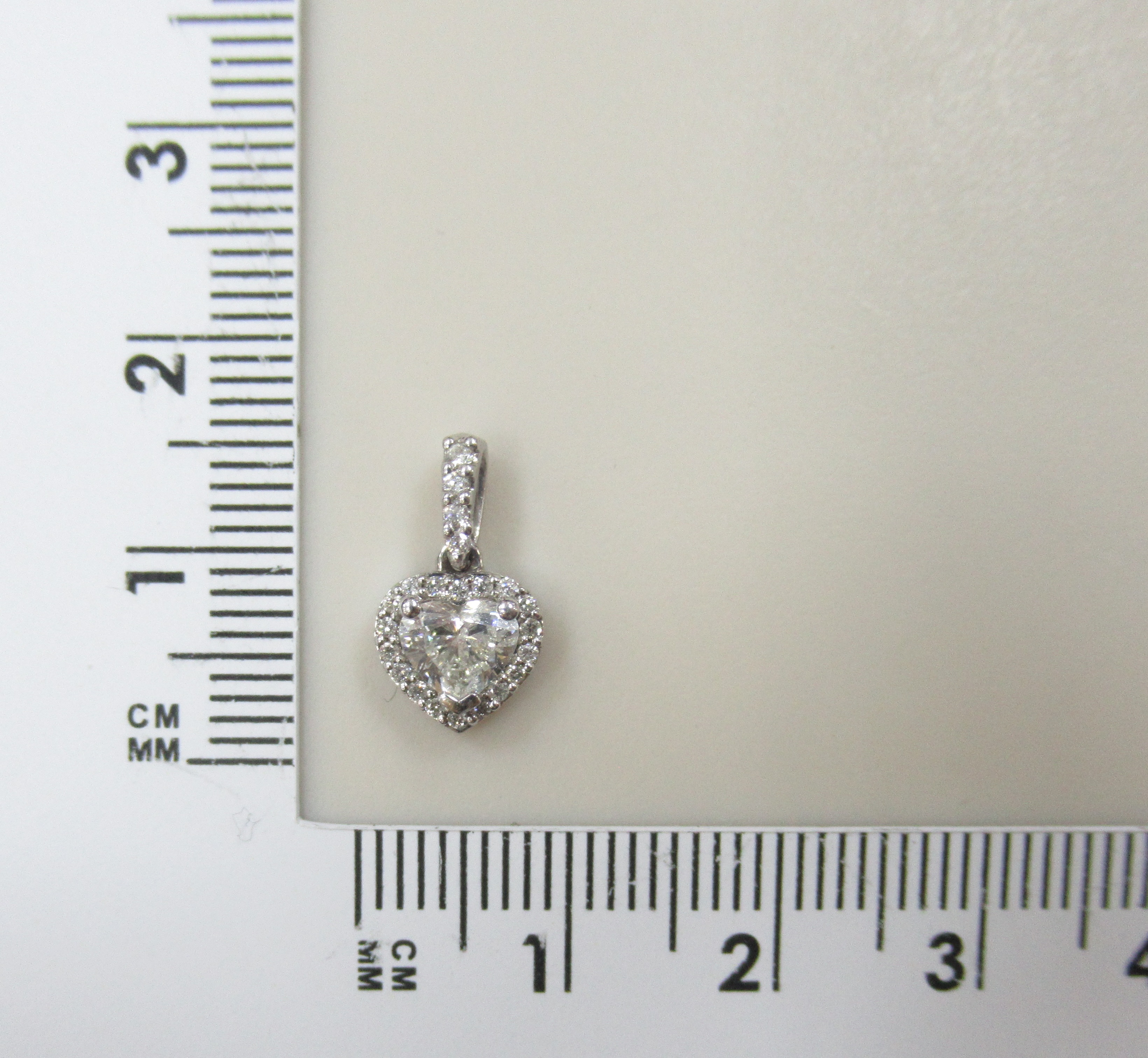 Подвеска из белого золота с бриллиантами "Сердце"